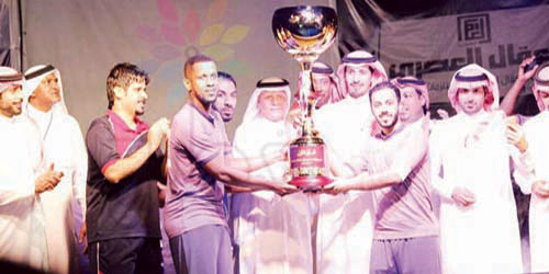  فريق الزعيم  يتسلم كأس الصدارة من راعي الدوري