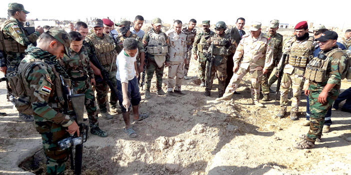  الجيش العراقي يقف على المقابر الجماعية في الحويجة بعد خروج داعش
