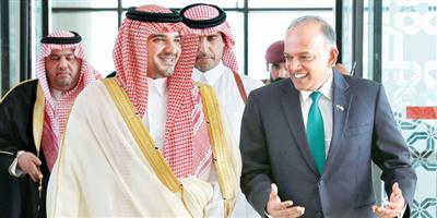 الأمير عبدالعزيز بن سعود يبحث مع وزير الشؤون الداخلية السنغافوري مجالات التعاون بين البلدين 
