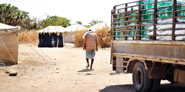 مركز الملك سلمان للإغاثة يوزع سلالاً غذائية في أرياف المخا بمحافظة تعز 