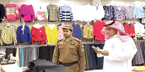  أحد مفتشي عمل طبرجل أثناء الجولات