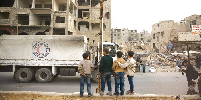  أطفال سوريون بإحدى المدن المهدَّمة من جراء قصفها من النظام..والهلال الأحمر يقدم المساعدات