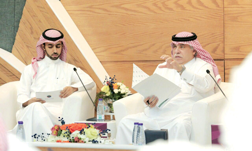  وزير التجارة متحدثاً خلال لقائه رواد الأعمال