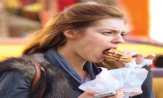 دراسة لأطباء بريطانيين: تناول الأكل أثناء المشي قد يصيبك بالسمنة 