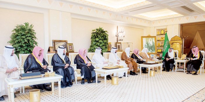  سموه خلال استقباله رئيس وأعضاء جمعية تحفيظ القرآن في البدائع