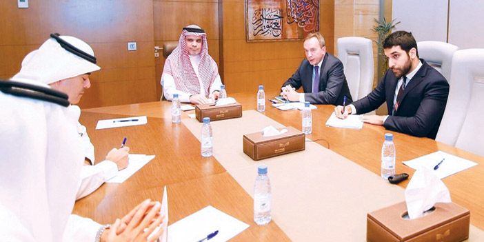  جانب من لقاء العيسى مع رئيس جامعة هارفارد