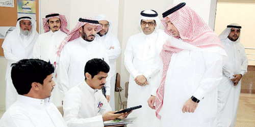  د. المرزوقي يتابع تفعيل البصمة من قِبل أحد الطلاب