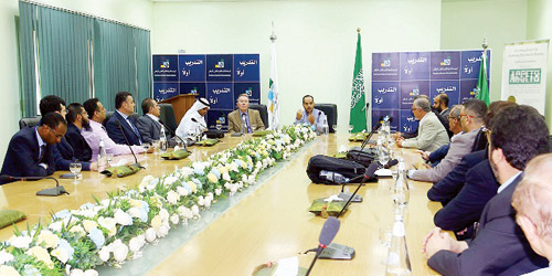  إدارة الكلية في اجتماعها بالخبراء