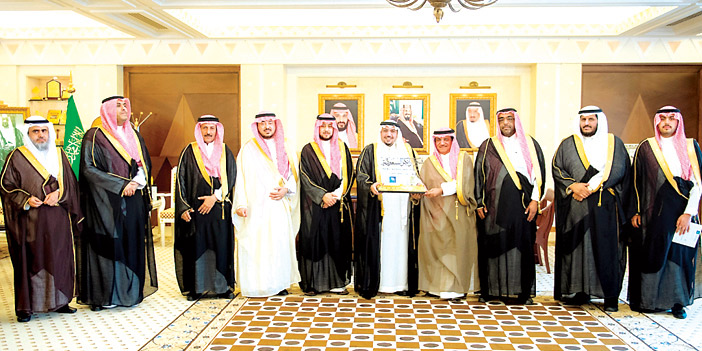  أمير القصيم يتوسط مسؤولي أرامكو السعودية وجمعيتَي عزم وأبناء