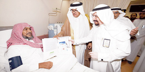  محافظ ضرماء يسلم أحد المنومين بطاقة الخدمات