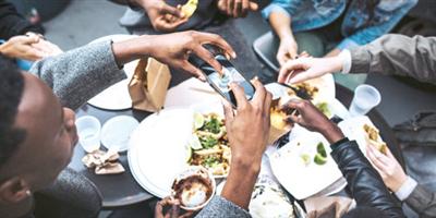 دراسة: عشاق نشر صور طعامهم عبر مواقع التواصل يستمتعون بطعامهم 