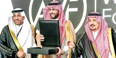 أمير منطقة الرياض يكرم العربية للإعلانات الخارجية الشريك الإستراتيجي لمنتدى أسبار الدولي 