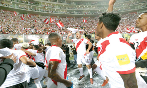  أفراح منتخب البيرو بعد التأهل إلى المونديال