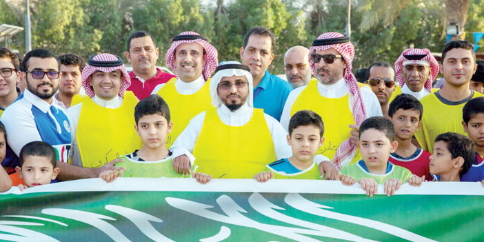  أبناء الجمعية يستعرضون لافتة تعبيرية عن سعادتهم بنجاح الوقف