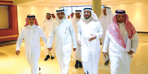  محافظ عنيزة والعاصمي في جولة على المركز