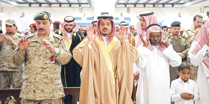  نائب أمير منطقة الرياض يؤدي صلاة الميت على الشهيد