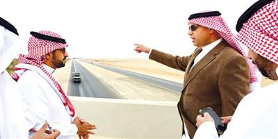 نائب وزير النقل وقف على المشاريع قيد التنفيذ والصيانة في محافظة الخرج 