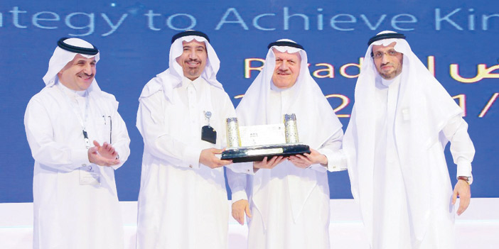  خلال التكريم