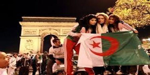  فتيات يرفعن علم الجزائر أمام بوابة قوس النصر في باريس
