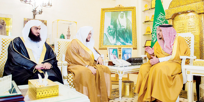  أمير القصيم خلال لقاءه رئيس كتابة العدل ببريدة ومساعده