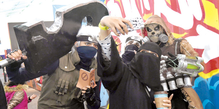  مجموعة من الفتيات السعوديات، خلال حضورهن واستمتاعهن بفعاليات «Comic-Con»