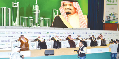  أمير منطقة الرياض خلال افتتاحه المنتدى
