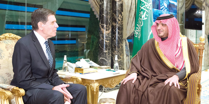  الأمير عبدالعزيز بن سعود مستقبلاً سفير البوسنة والهرسك