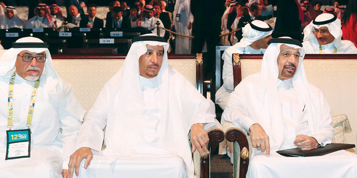  الأمير سعود بن ثنيان إلى جانب المهندس الفالح خلال المناسبة
