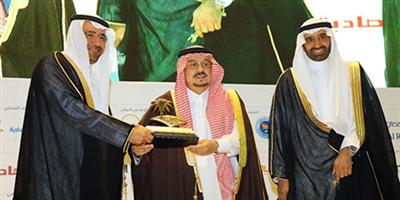 أمير منطقة الرياض يكرم مصرف الراجحي لمشاركته في منتدى الرياض الاقتصادي 