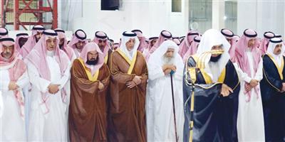 الأمير خالد الفيصل يؤدي الصلاة على الأميرة مضاوي بنت عبدالعزيز 