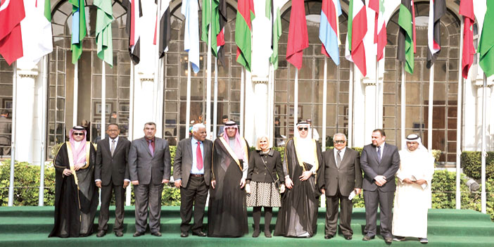 لقطة جماعية تجمع أعضاء المكتب التنفيذي لمجلس وزراء الإعلام العرب