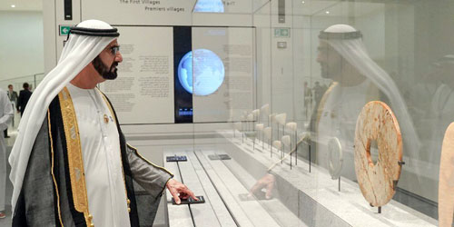  الشيخ محمد بن راشد أمام إحدى القطع الأثرية في المتحف