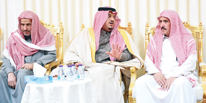   الأمير محمد بن عبد الرحمن ينقل تعازي القيادة لذوي الشهيد الشهري