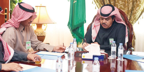   محافظ الرس التقى ووكيل المحافظة خلال لقائه الأسر المنتجة