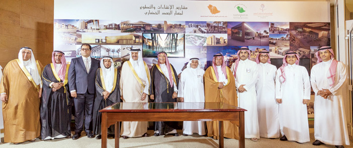   صورة جماعية للأمير سلطان بن سلمان مع مسئولي الشركات المنفذة للمشاريع ومسئولي الهيئة