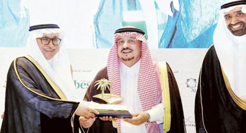  الميمان يتسلّم تكريم البنك من سمو الأمير فيصل بن بندر