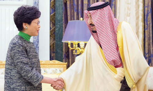  خادم الحرمين خلال استقباله الرئيسة التنفيذية لحكومة هونج كونج
