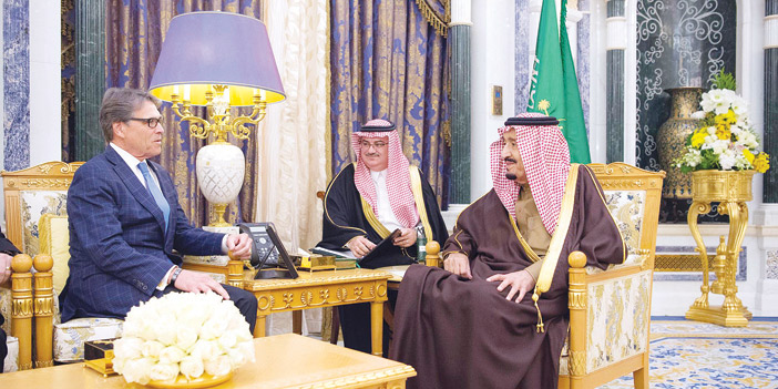  خادم الحرمين الشريفين خلال استقباله وزير الطاقة الأمريكي