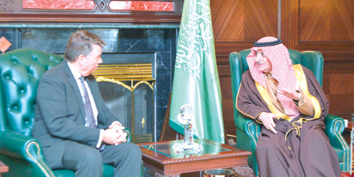  الأمير فهد بن سلطان يلتقي القنصل الأمريكي