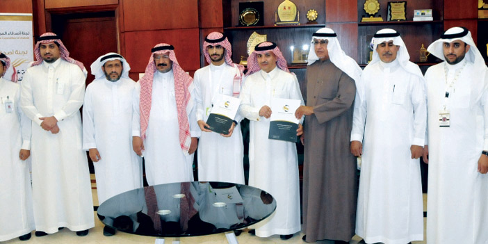   المحافظ وعدد من أعضاء الفريق بعد توقيع المذكرة