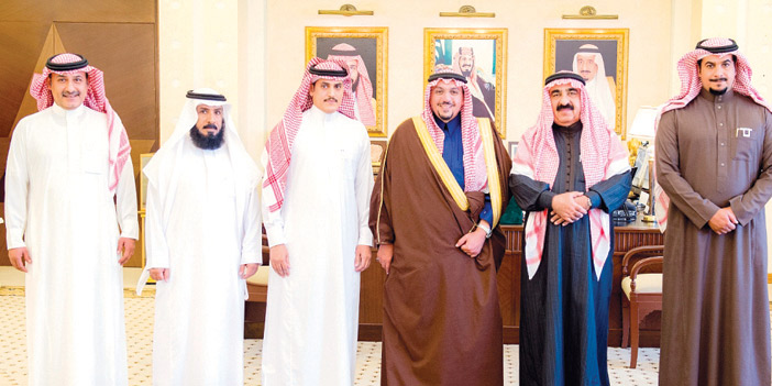  لقطة جماعية للمسؤولين مع سمو أمير القصيم