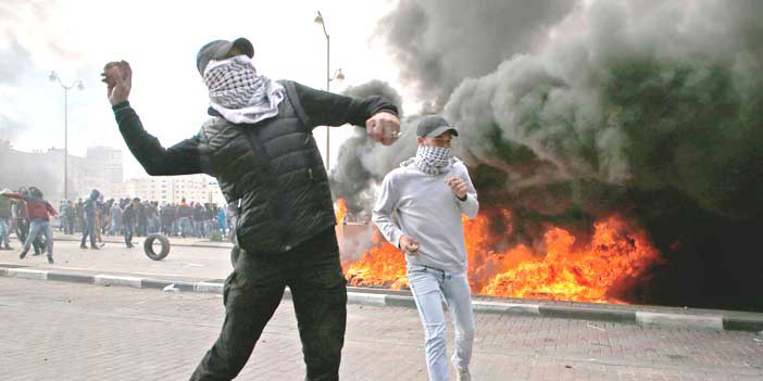  مواجهات غاضبة بين الفلسطينيين وجنود الاحتلال الإسرائيلي