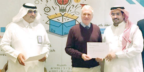  مشرف التدريب التربوي بتعليم الرياض يتسلم شهادته.