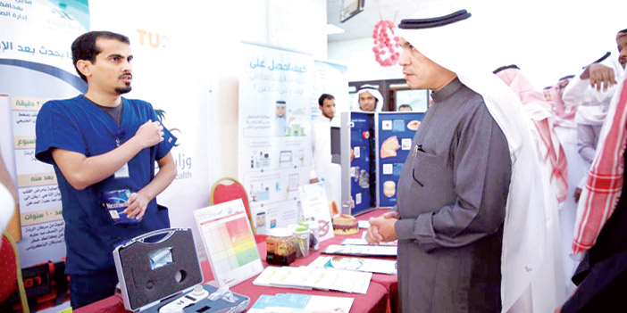  مدير الجامعة أثناء جولته