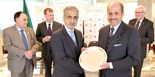  السفير السديري يقدم هدية تذكارية لسفير دولة الإمارات محمد الشحي