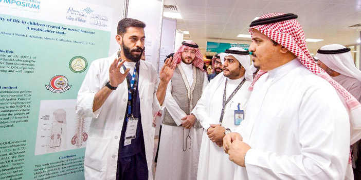  جولة الداود على المعرض المصاحب للملتقى