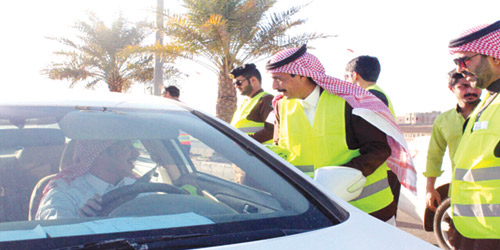  رئيس المركز ومدير المستشفى يوزعان المنشورات