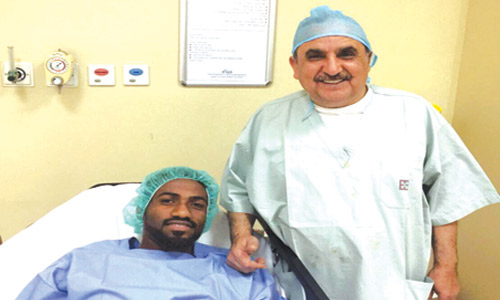  عوض خميس مع الدكتور سالم الزهراني بعد الجراحة