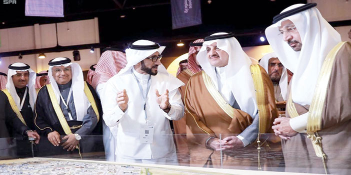  أمير المنطقة الشرقية والى جانبة الفالح خلال افتتاح المعرض المصاحب للملتقى