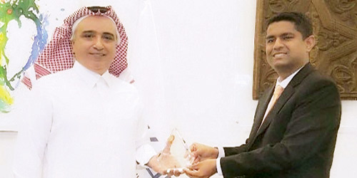  لحظة استلام الجائزة